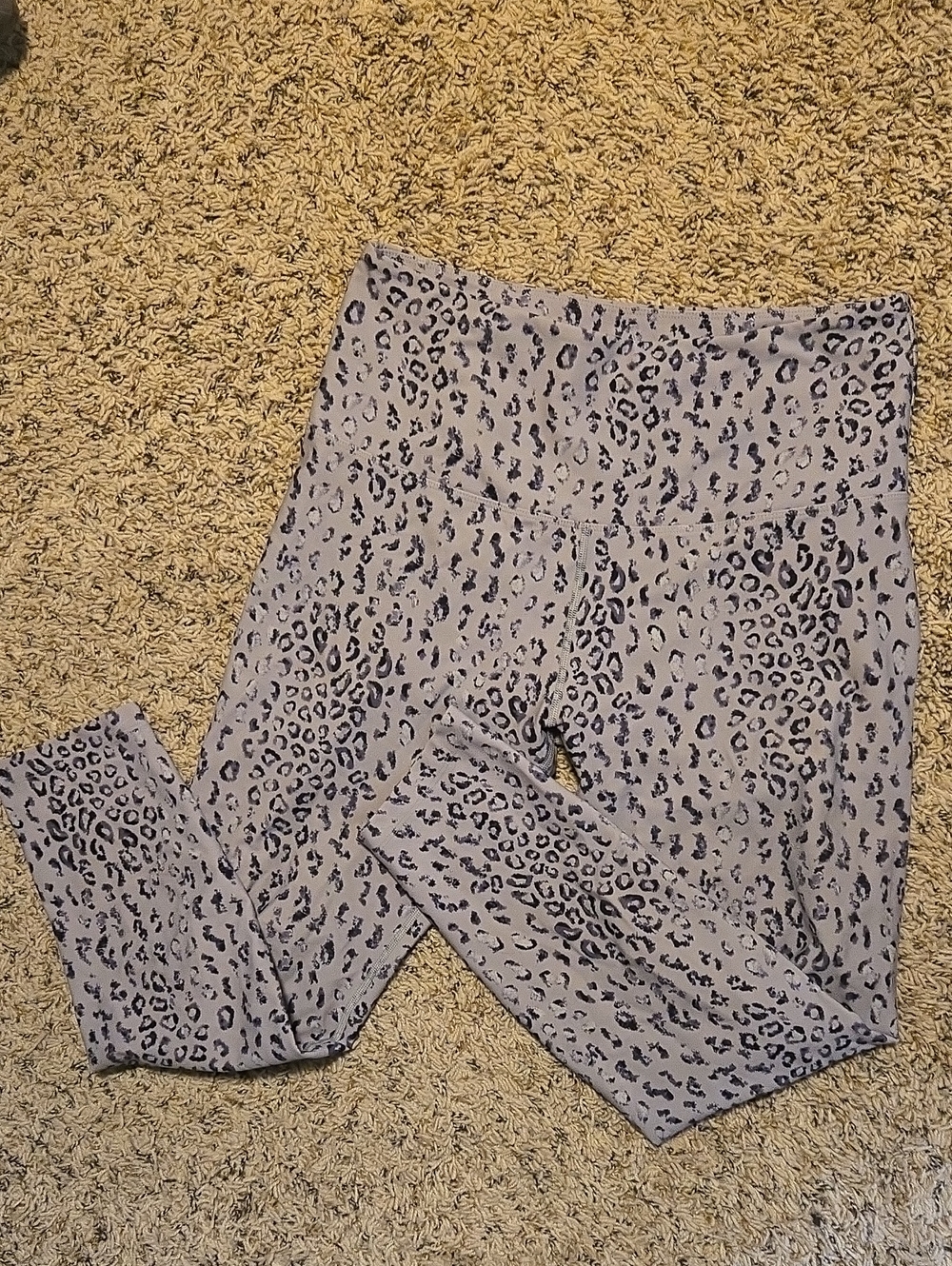 Lorna Jane Leopard Print Leggings in Light Gray and Black